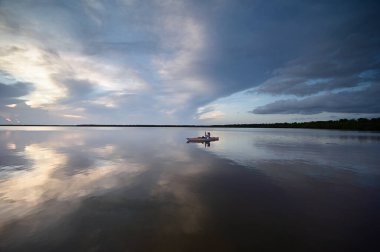 Günbatımında Everglades Ulusal Parkı 'nda Coot Bay' de kayak yapan bir kadın..