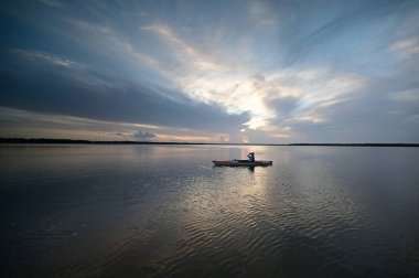 Günbatımında Everglades Ulusal Parkı 'nda Coot Bay' de kayak yapan bir kadın..