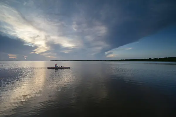 Woman kayaking on Coot Bay in Everglades National Park at sunset. — Foto de Stock