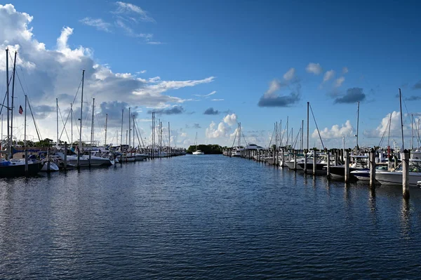 Zomer wolkenschap weerspiegeld in kalm water van Dinner Key in Miami, Florida. — Stockfoto