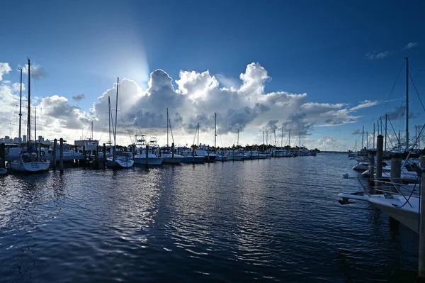 Paisaje nublado de verano reflejado en el agua tranquila de Dinner Key en Miami, Florida. — Foto de Stock