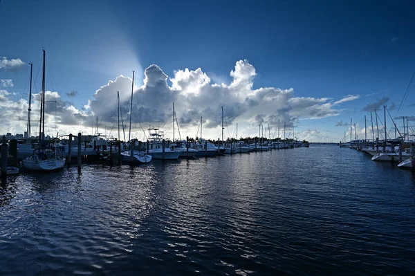 Letní oblačnost se odráží v klidné vodě Dinner Key v Miami na Floridě. — Stock fotografie