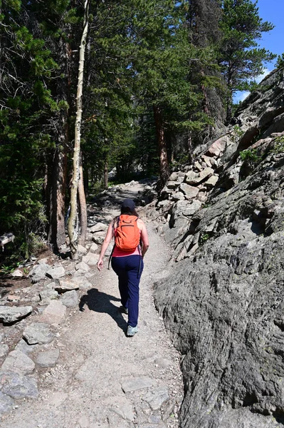Randonnée pédestre pour jeunes femmes Emerald Lake Trail à Rocky Mountain Natl Park, Colorado. — Photo