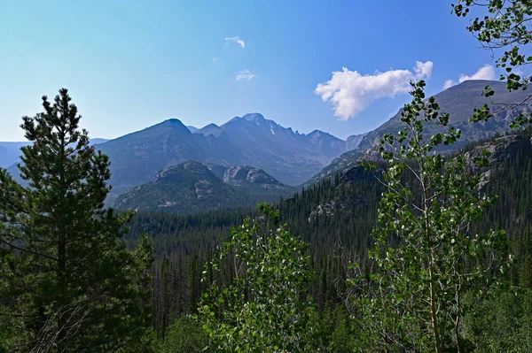 科罗拉多州落基山脉自然公园翡翠湖小径上的山脉景观. — 图库照片