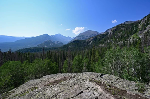 Vista de las montañas en Emerald Lake Trail en Rocky Mountain Natl Park, Colorado. — Foto de Stock