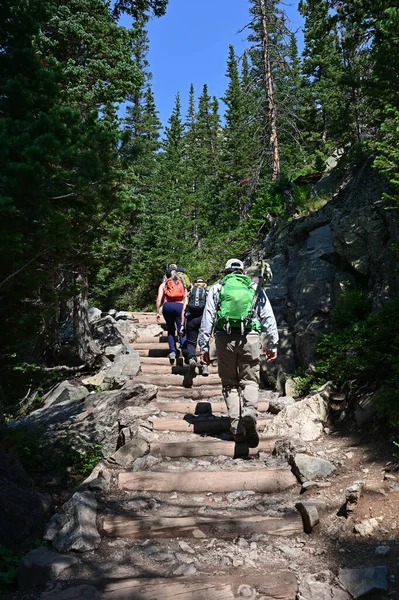 De jeunes randonneurs montent le sentier Emerald Lake dans Rocky Mountain Natl Park, Colorado. — Photo