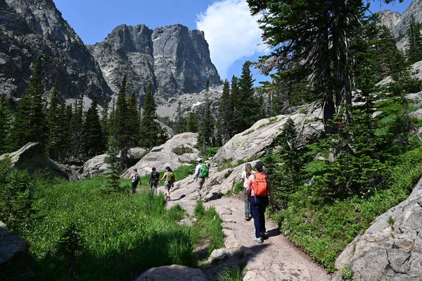 Jonge wandelaars beklimmen Emerald Lake Trail in Rocky Mountain Natl Park, Colorado. — Stockfoto