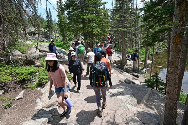 Wandelaars op overvolle Emerald Lake Trail in Rocky Mountain Natl Park in de zomer. — Stockfoto