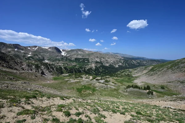 Berg, skogar och dalar av indiska toppar Vildmark, Colorado. — Stockfoto