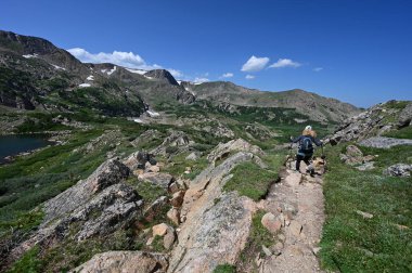 Indian Peaks Wilderness, Colorado 'da King Lake Trail' den inen kadın..