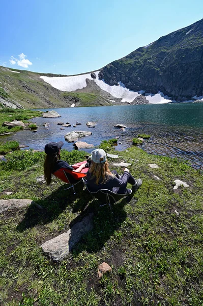 Twee vrouwen genieten van uitzicht op King Lake in Indian Peaks Wilderness, Colorado. — Stockfoto