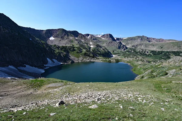 King Lake en Indian Peaks Wilderness of Arapaho National Forest, Colorado. — Foto de Stock