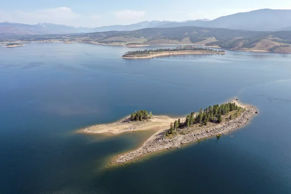 Αεροφωτογραφία του νησιού Deer στη λίμνη Granby, Κολοράντο για την ήρεμη ηλιόλουστη μέρα του καλοκαιριού. — Φωτογραφία Αρχείου