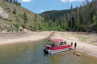 Colorado Granby Gölü 'ndeki duba teknesindeki aile ve dostların hava görüntüsü..