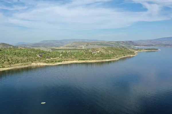 Vista aérea del lago Granby, Colorado y las colinas y bosques circundantes. — Foto de Stock