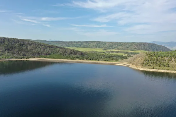 Uitzicht vanuit de lucht op Lake Granby, Colorado en de omliggende heuvels en bossen. — Stockfoto