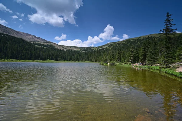 Senderistas lejanos en la orilla del lago Hassell en el Bosque Nacional Arapaho, Colorado. — Foto de Stock