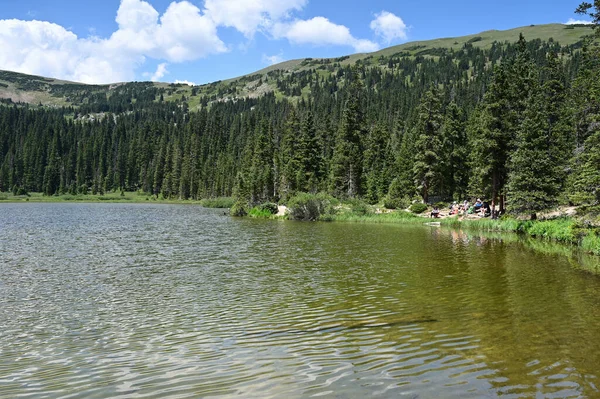 Pendaki yang jauh di pantai Danau Hassell di Hutan Nasional Arapaho, Colorado. — Stok Foto