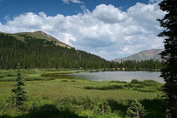 Lago Hassell en el Bosque Nacional Arapaho, Colorado bajo el paisaje nublado de verano. — Foto de Stock