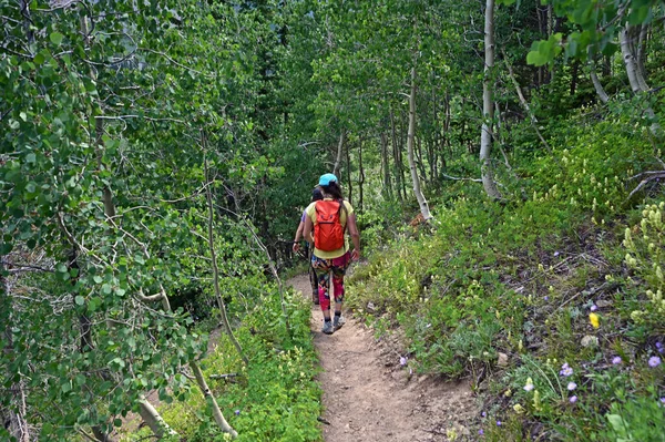 Twee vrouwelijke wandelaars op Hassell Lake Trail in Arapaho National Forest, Colorado. — Stockfoto