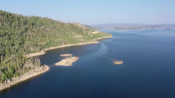 Вид с воздуха на озеро Гранби, Колорадо и окружающие холмы и леса 4K. — стоковое видео