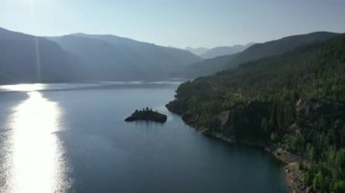 Granby Gölü 'nün, Colorado' nun ve etrafındaki tepelerin ve ormanların havadan görüntüsü 4K.