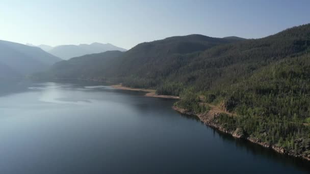 Flygfoto över sjön Granby, Colorado och omgivande kullar och skogar 4K. — Stockvideo
