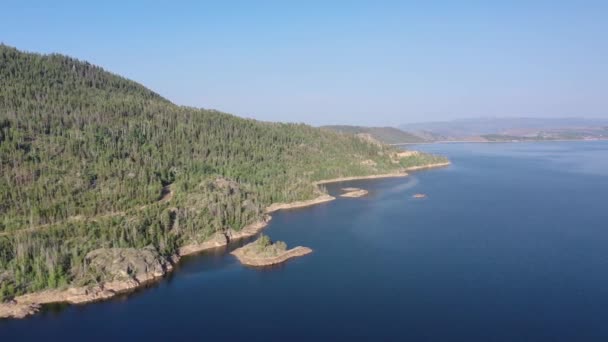 Vista aérea del lago Granby, Colorado y las colinas y bosques circundantes 4K. — Vídeos de Stock
