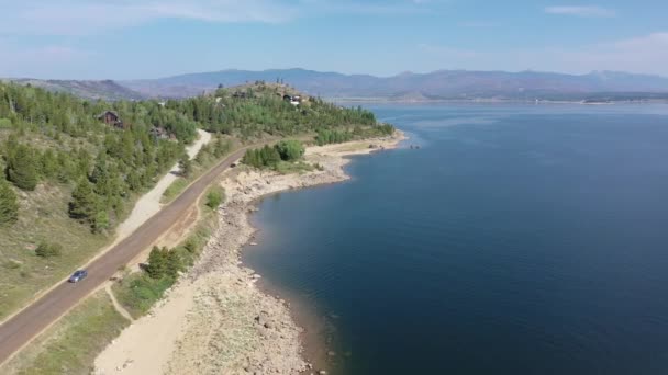 Вид с воздуха на озеро Гранби, Колорадо и окружающие холмы и леса 4K. — стоковое видео