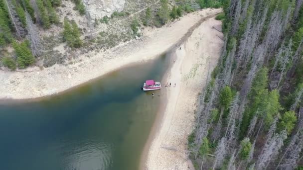 Vista aérea da família e amigos em barco de pontão no Lago Granby, Colorado. — Vídeo de Stock