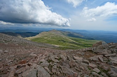 Mount Evans, Colorado 'nun zirve otoparkından görüntü.