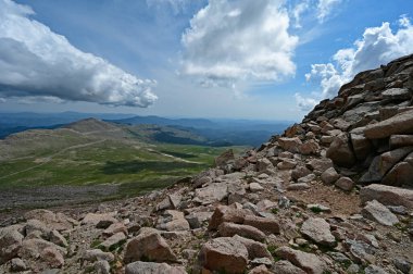 Mount Evans, Colorado 'nun zirve otoparkından görüntü.