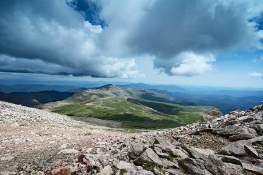 Mount Evans, Colorado 'nun zirve otoparkından görüntü.