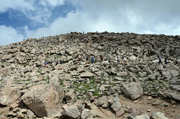 Wandelaars beklimmend bergpad op Mount Evans, Colorado. — Stockfoto