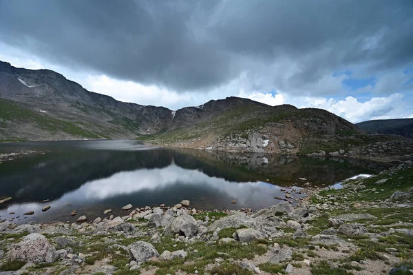 Summit Lake en Mount Evans, Colorado bajo el dramático paisaje nublado de verano. — Foto de Stock