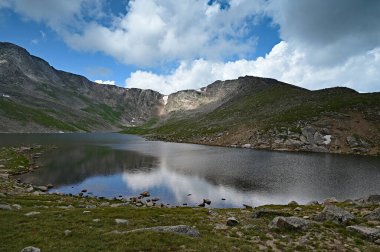 Colorado, Evans Dağı 'ndaki zirve gölü dramatik yaz bulutları altında.