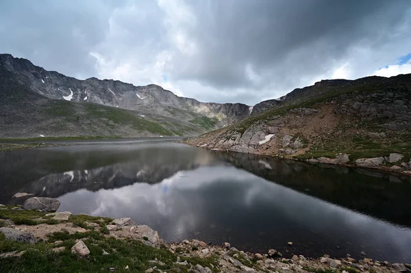 Lac Summit sur le mont Evans, Colorado sous un paysage nuageux d'été spectaculaire. — Photo