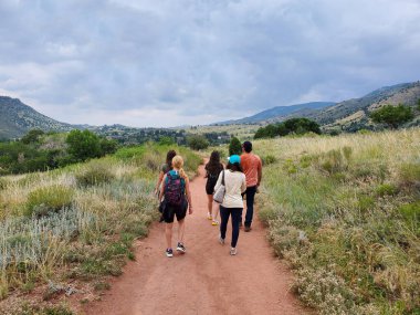 Morrison, Colorado yakınlarındaki Kızıl Kayalıklardaki Yürüyüşçüler.
