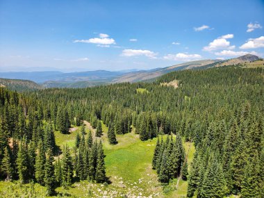 Dağlar, ormanlar ve Colorado 'daki Hint Tepeleri Vadileri.