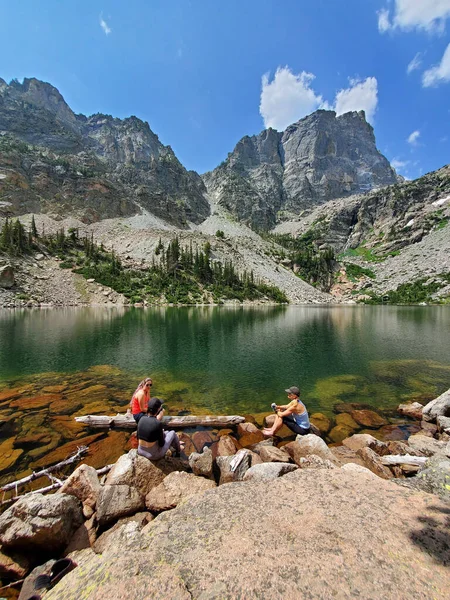 Tres jóvenes excursionistas se relajan junto al lago Emerald en Rocky Mountain Natl Park, Colorado. — Foto de Stock