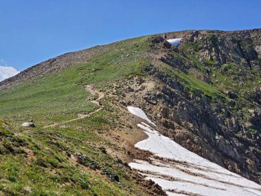 Indian Peaks Wilderness, Colorado 'daki High Lonesome Trail' deki uzak yürüyüşçüler.
