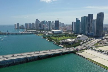 MacArthur Köprüsü 'nün ve Miami' nin havadan görünüşü, Florida silüeti..