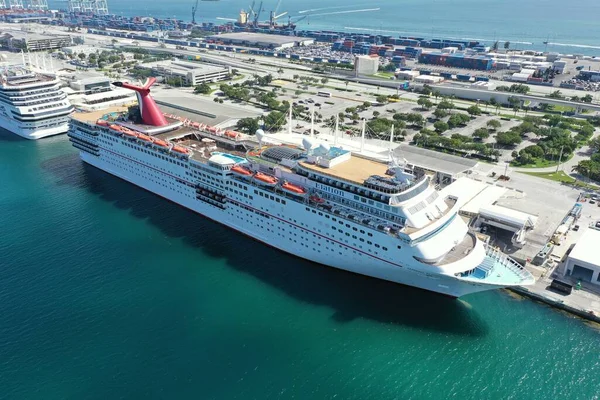 Vista aerea della nave da crociera attraccata a Port Miami, Florida. — Foto Stock