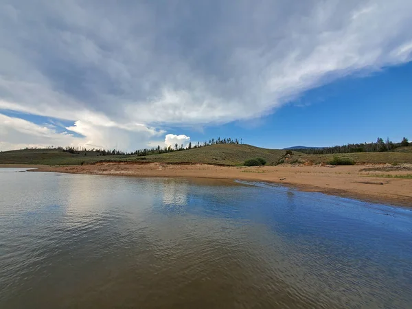 ทะเลสาบกรานบี้ในเขตสันทนาการแห่งชาติ Arapaho โคโลราโดในฤดูร้อน . — ภาพถ่ายสต็อก