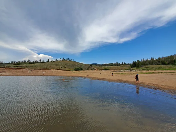 Lago Granby en Arapaho Área Nacional de Recreación, Colorado en verano. — Foto de Stock