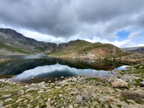 Summit Lake en Mount Evans, Colorado bajo el dramático paisaje nublado de verano. — Foto de Stock