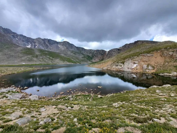 Summit Lake na hoře Evans, Colorado pod dramatickou letní oblačností. — Stock fotografie