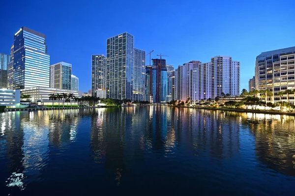Město Miami, Florida panorama odráží v Biscayne Bay před svítáním. — Stock fotografie