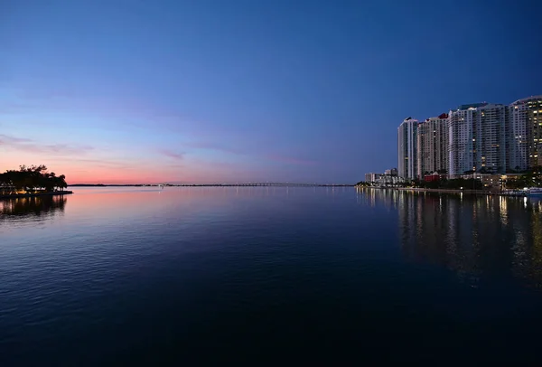 Miami város, Florida városképe tükröződik a Biscayne-öbölben hajnal előtt. — Stock Fotó