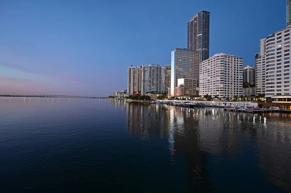 Staden Miami, Florida skyline återspeglas i Biscayne Bay i gryningen ljus. — Stockfoto